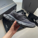 Sneaker Balenciaga grigia di design moderno, comfort e stile urbano, con dettagli di lusso.
