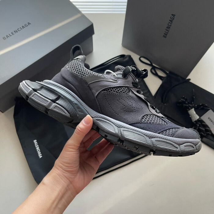 Sneaker Balenciaga grigia di design moderno, comfort e stile urbano, con dettagli di lusso.