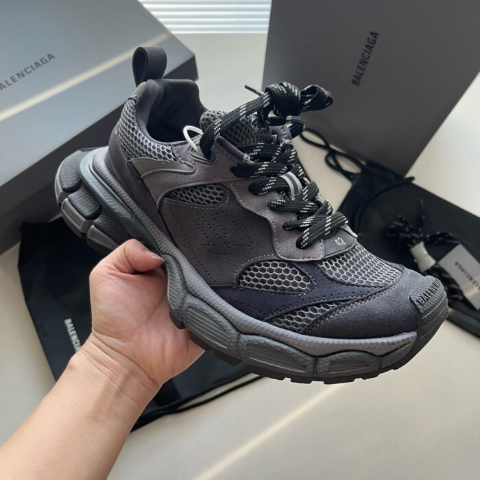 Sneaker nera moderna dallo stile sportivo e sofisticato, ideale per look casual e di tendenza.