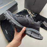 Scarpa da corsa moderna in grigio con tomaia traspirante e suola antiscivolo elegante.