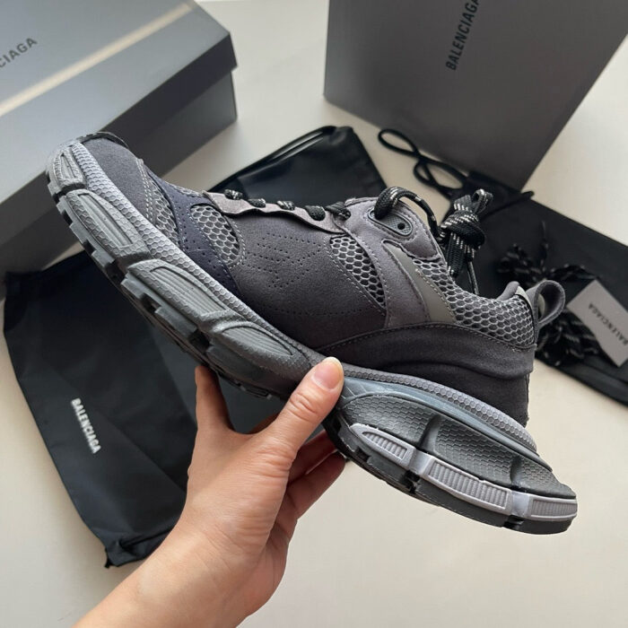 Scarpa da corsa moderna in grigio con tomaia traspirante e suola antiscivolo elegante.
