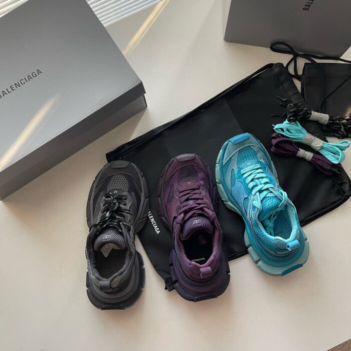 Sneaker Balenciaga di lusso con accessori moda e borsa elegante, stile urbano e raffinatezza.