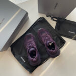 Sneakers Balenciaga viola in scatole di design minimalista, stile moderno e di lusso.