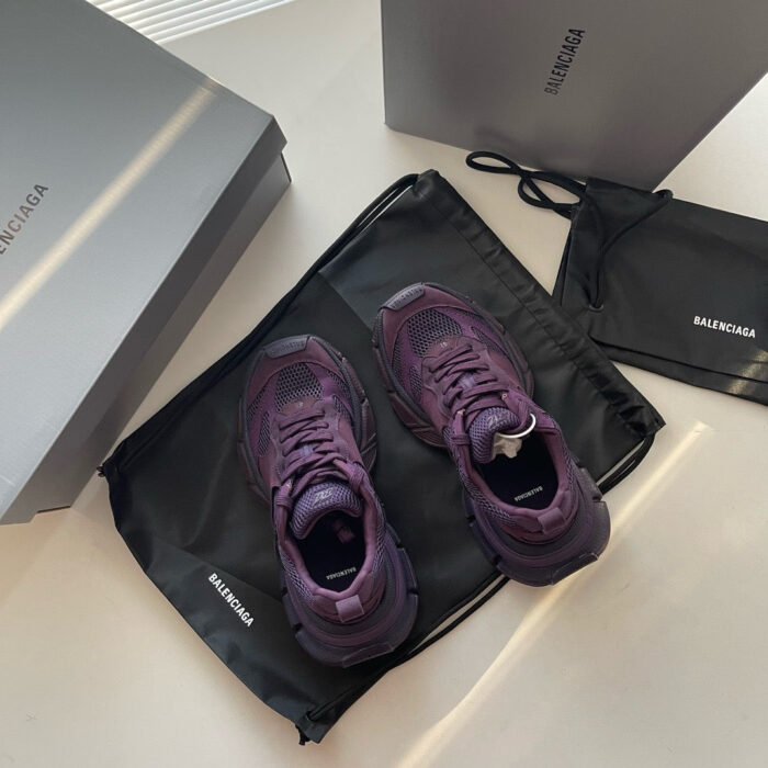 Sneakers Balenciaga viola in scatole di design minimalista, stile moderno e di lusso.