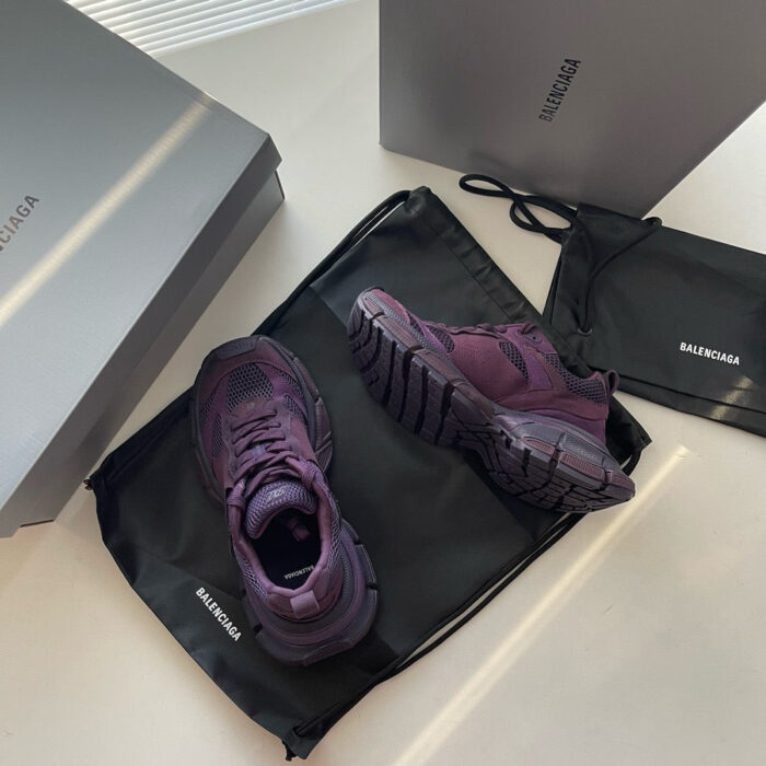 Sneakers di lusso viola, confezione elegante e dettagli moderni, stile streetwear raffinato.
