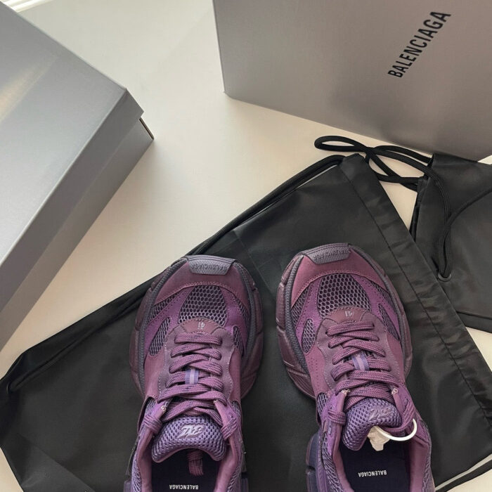 Scarpe sportive viola di lusso con packaging minimalista e eleganti dettagli di alta qualità.