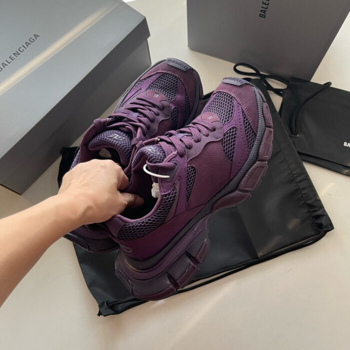 Sneakers viola di lusso con design moderno, perfette per collezionisti e appassionati di moda.