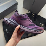 Sneaker da corsa di lusso viola con design moderno, comfort e stile elevato.