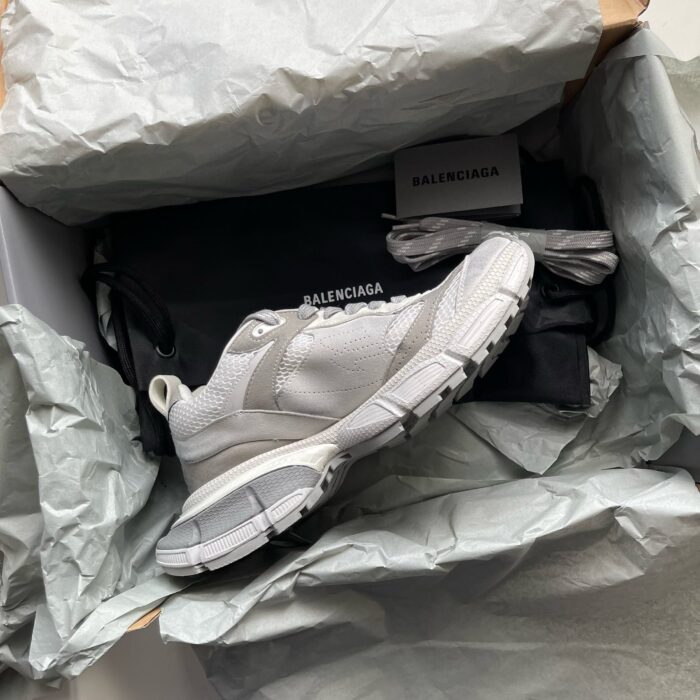 Unboxing sneakers Balenciaga di lusso con accessori esclusivi e dettagli raffinati.