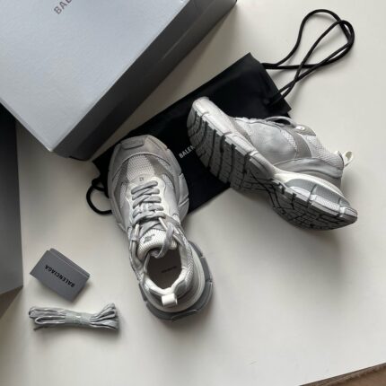 Sneaker sportive bianche moderne con accessori minimal e elegante, perfette per stile e funzionalità.
