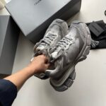 Sneakers Balenciaga grigie di alta moda, stile modern style, eleganza e comfort.