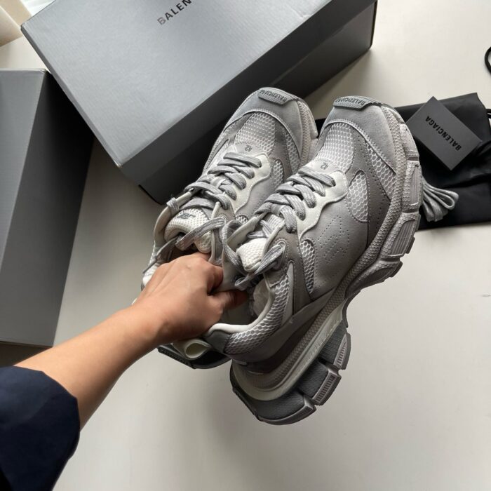 Sneakers Balenciaga grigie di alta moda, stile modern style, eleganza e comfort.