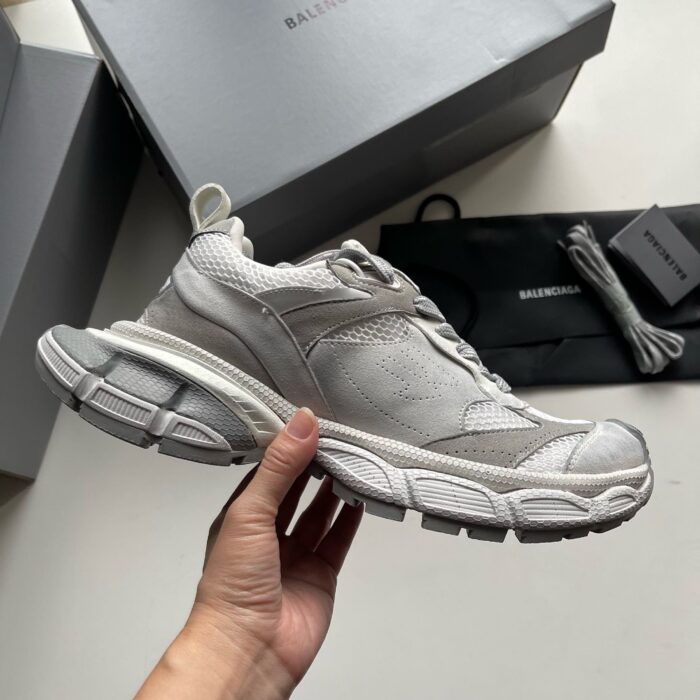 Sneaker di lusso moderni, design trendy, comfort elevato, su sfondo eleganti scatole e accessori.