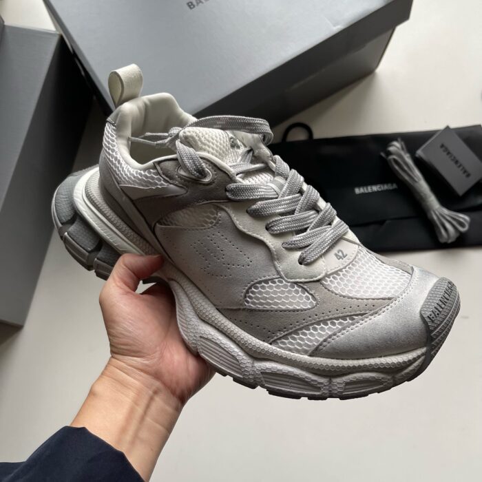 Sneaker moderna grigia con suola spessa, design sportivo e comfort per ogni occasione.