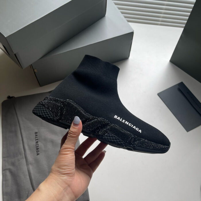 Sneaker Balenciaga luxury in scatola elegante, con cofano e stile moderno.