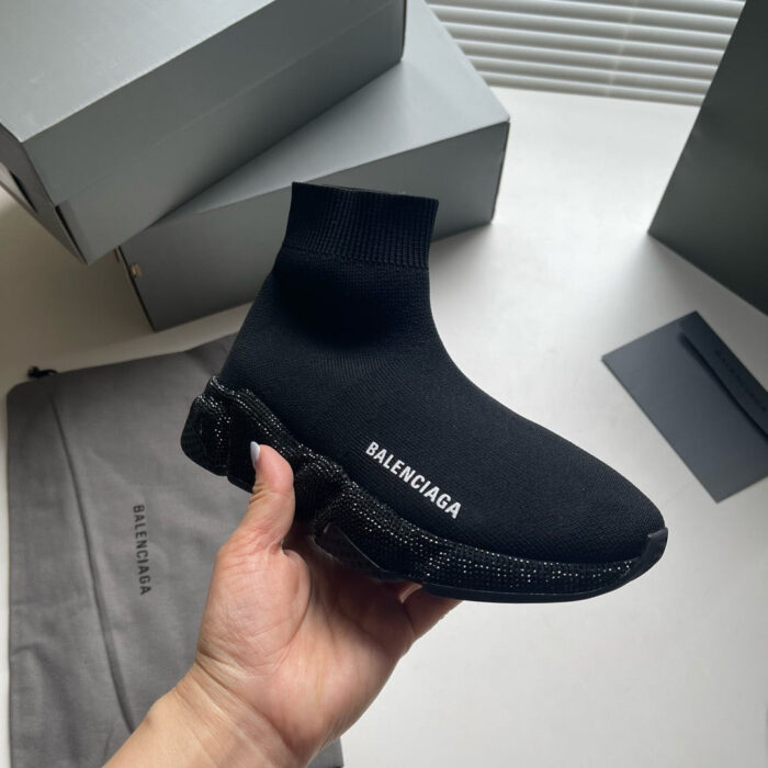 Sneaker Balenciaga sock-like nera con design moderno, packaging elegante in stile contemporaneo.
