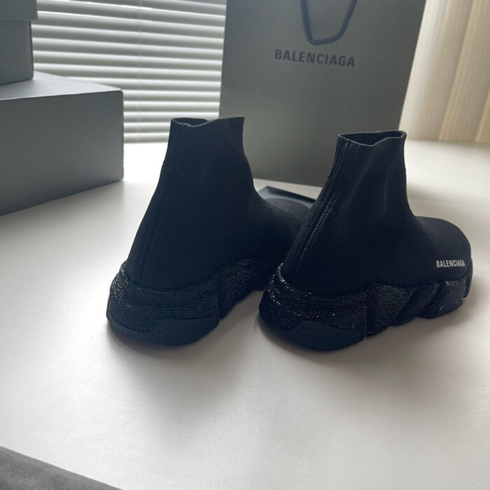 Sneakers Balenciaga nere con suola chunky e design minimalista, eleganti e di tendenza.