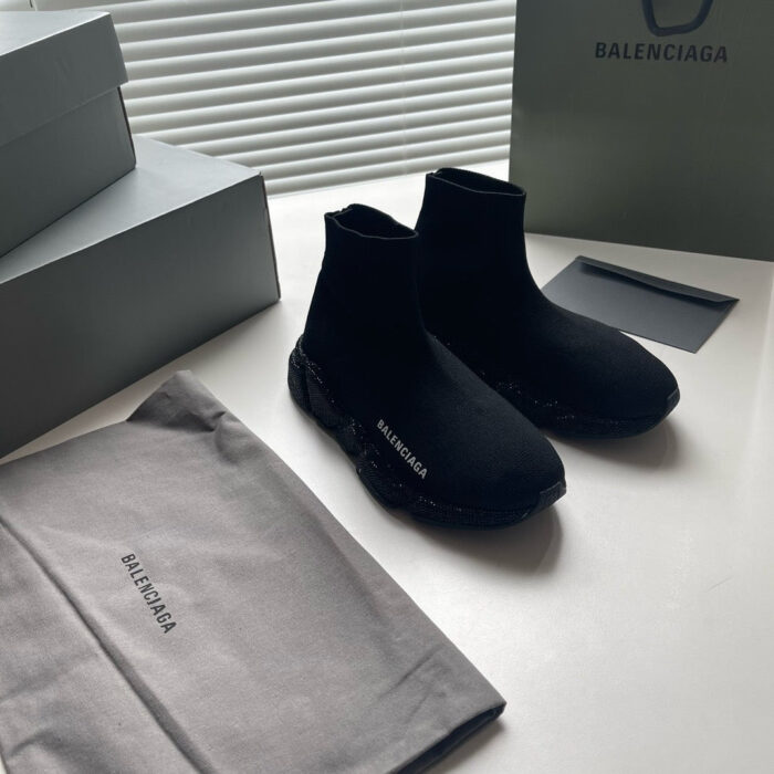 Stivaletti ankle Balenciaga in tessuto stretch, eleganti e minimalisti, con confezione di lusso.