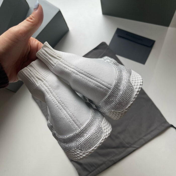 Sneakers bianche alte con design moderno, comfort e stile casual per ogni outfit.