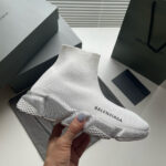 Sneaker Balenciaga high-top sock style, bianca, con suola spessa e design moderno per uomo e donna.