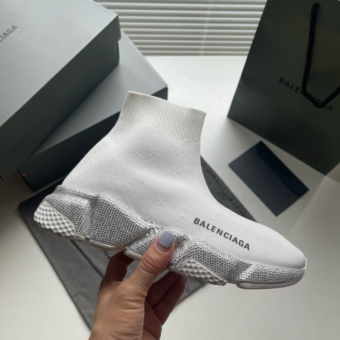 Sneaker Balenciaga high-top sock style, bianca, con suola spessa e design moderno per uomo e donna.