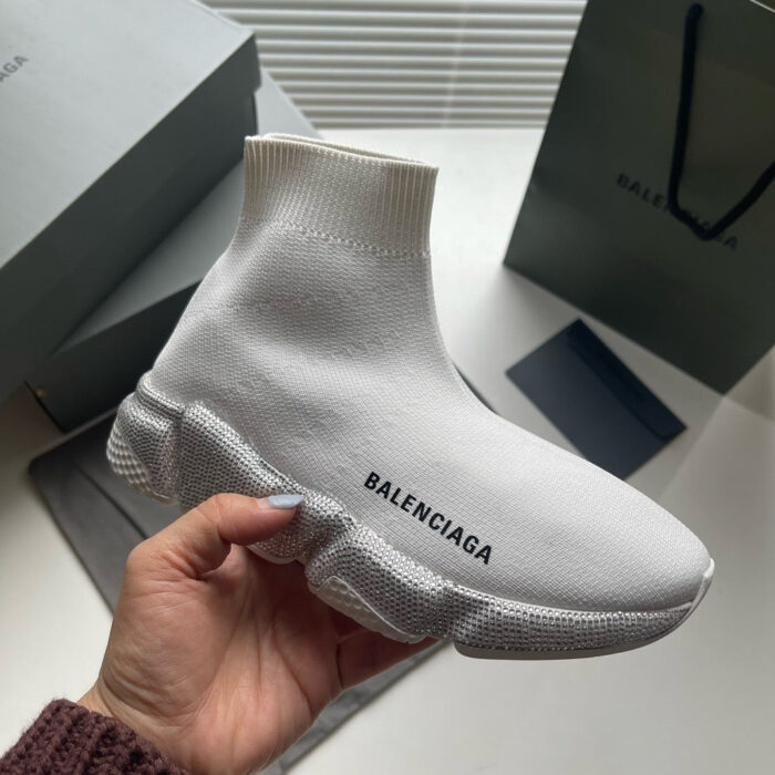Scarpe Balenciaga sock sneakers bianche, design moderno, comfort e stile di lusso.