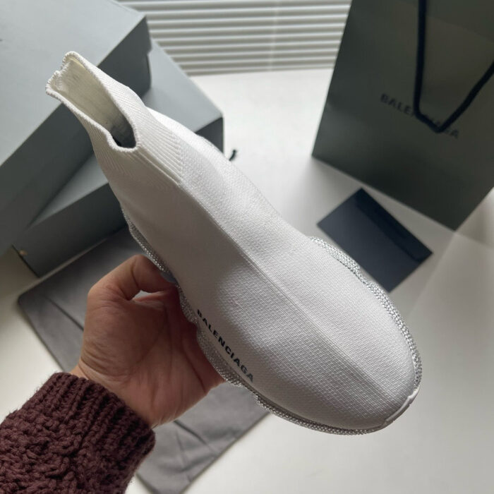 Sneaker bianca minimalista di lusso con design futuristico e dettagli eleganti.
