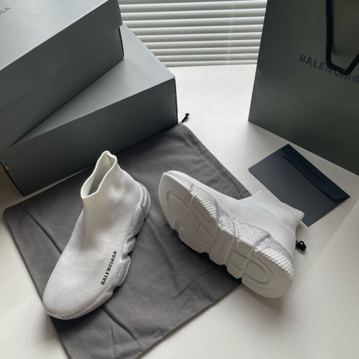 Sneakers bianche moderne con suola chunky e scatole di lusso, stile minimalista e di tendenza.