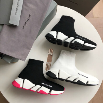 Sneakers Balenciaga moderne con design unico, silhouette innovativa e dettagli colorati di tendenza.