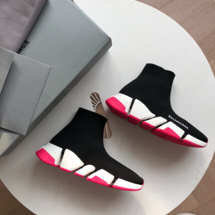 Sneakers high-tech nere con suole colorate e design moderno, perfette per stile e comfort quotidiano.