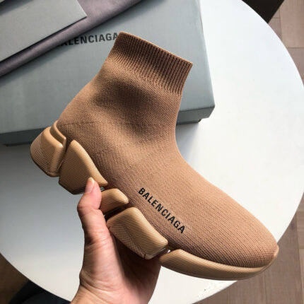 Sneaker Balenciaga in maglia camel con suola chunky e logo sottile, stile urbano ed elegante.