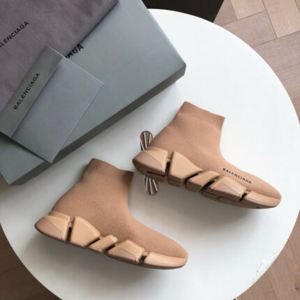 Sneakers beige sock-style con suola chunky e design minimalista, perfette per uno stile urbano di lusso.