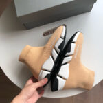 Scarpe sportive moderne con design sock e suola a contrasto, comfort e stile contemporaneo.