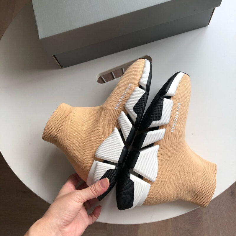 Scarpe sportive moderne con design sock e suola a contrasto, comfort e stile contemporaneo.