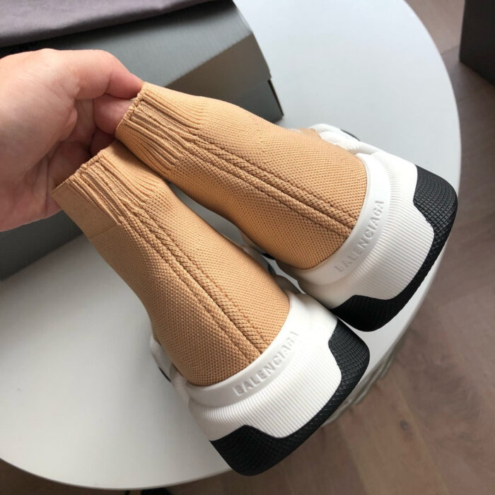 Scarpe sneakers moderne con collo in tessuto tan e suola bianca spessa, stile casual e elegante.