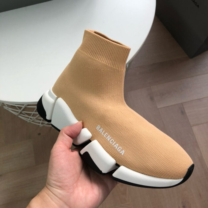Sneaker Balenciaga sock style con suola chunky e design minimalista elegante.