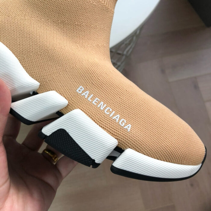 Sneaker Balenciaga beige, design moderno, logo visibile, suola innovativa, stile di lusso e comfort.