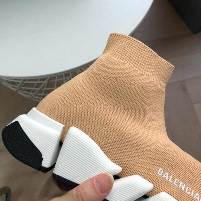 Sneaker Balenciaga sock-style in beige, con suola bianca e dettagli neri, elegante e moderna.