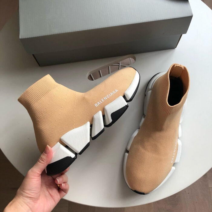 Scarpe Balenciaga sneakers high-top con suola oversize, design moderno e stile streetwear di lusso.
