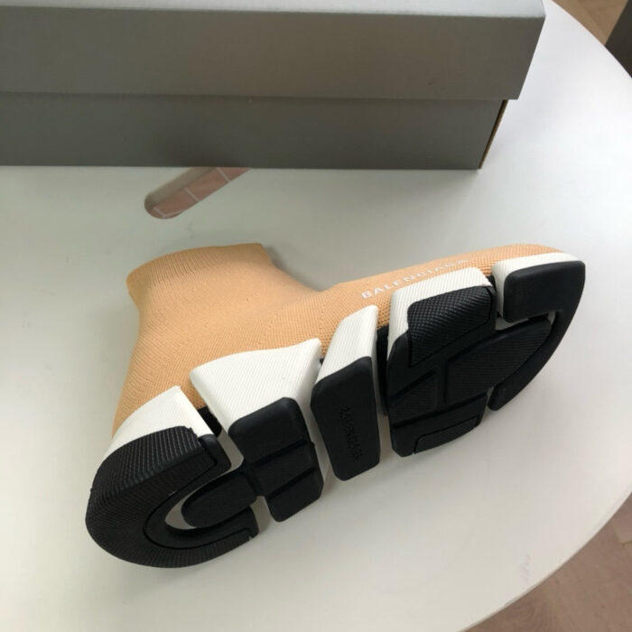 Scarpa da uomo con suola bianca, design minimalista e materiali moderni, vista dal basso.