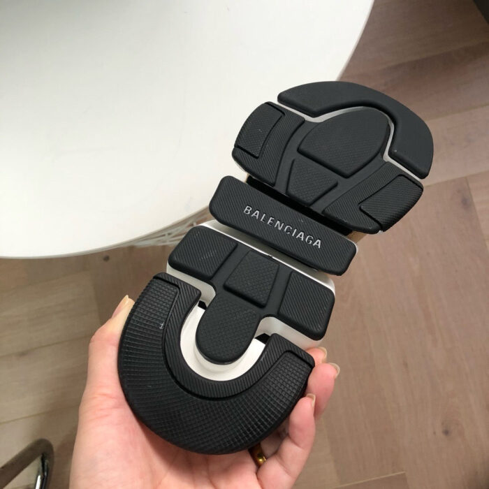 Sola Balenciaga, design innovativo, comfort urbano, materiali di alta qualità, stile moderno e funzionale.
