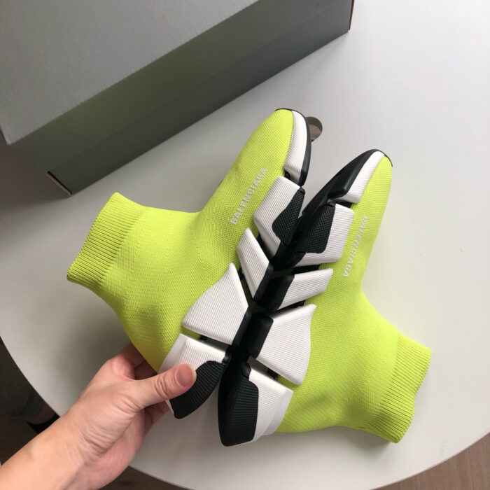 Scarpe sportive fluorescenti con design innovativo, suola moderna e materiale elastico comodo.