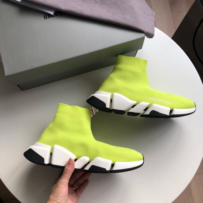 Sneakers moderne lime con suola sculpturale, look trendy e comfort elevato.