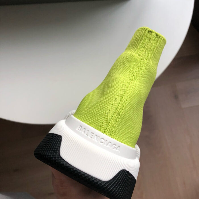 Sneaker neon giallo e bianco, design moderno, comfort e stile per ogni outfit casual.