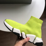 Sneaker verde lime alta con suola bianca e design moderno, perfetta per stile e comfort sportivo.
