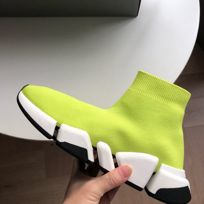 Sneaker verde lime alta con suola bianca e design moderno, perfetta per stile e comfort sportivo.