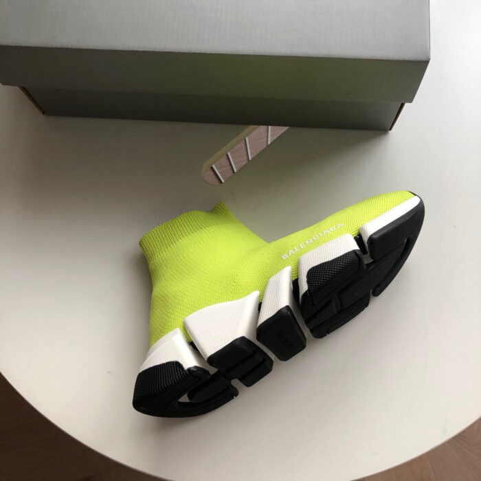 Sneakers high-top verde lime con suola nera e design moderno e sportivo.