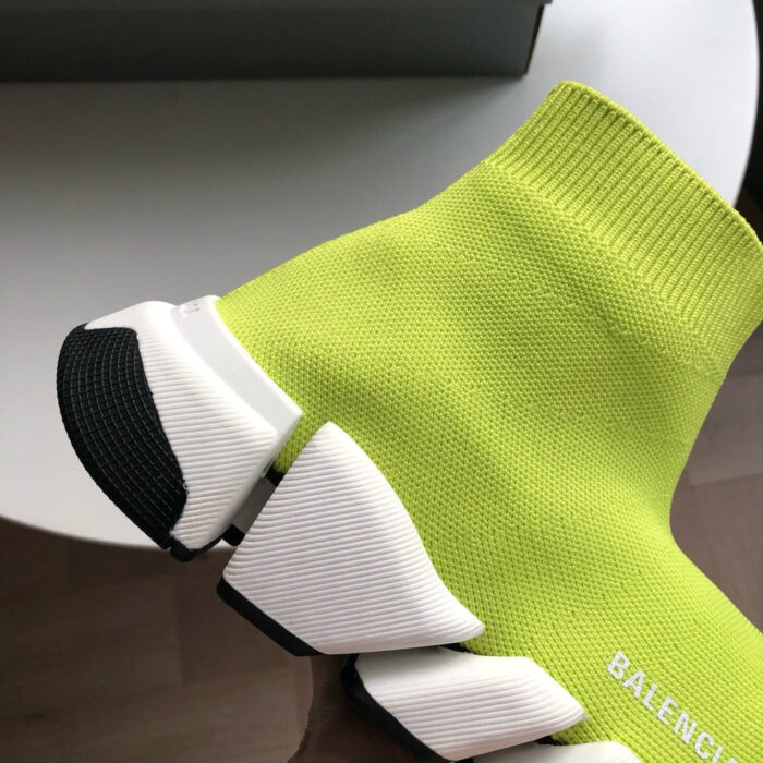 Sneaker Balenciaga verde fluo con suola chunky, design moderno e comfort high-end.