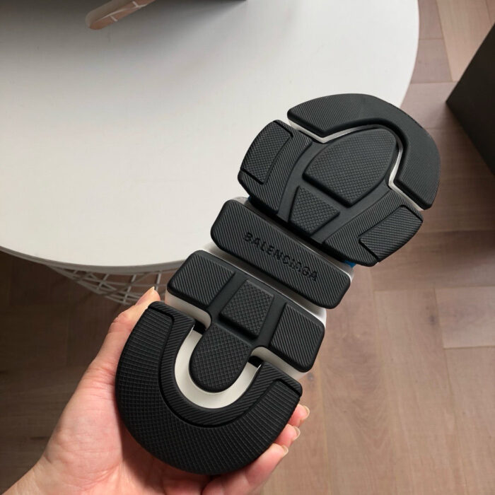 Sandalo Balenciaga con suola innovativa, design moderno e dettagli di alta qualità.