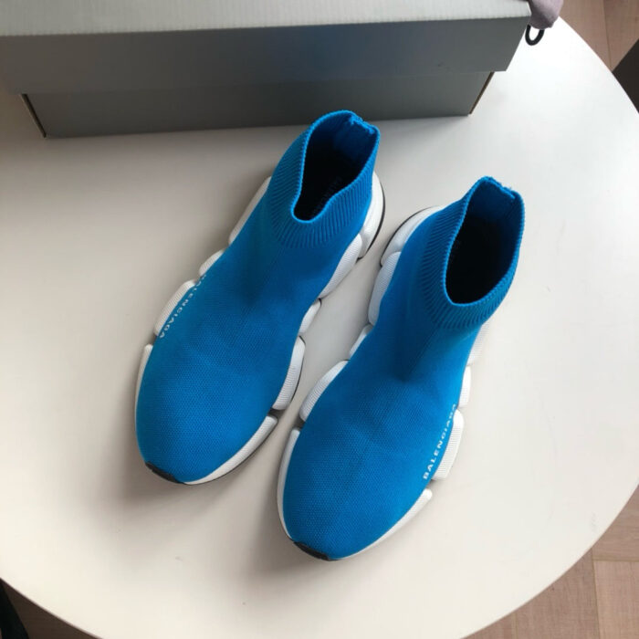 Scarpe sportive blu con suola bianca e design sock-like, stile moderno e confortevole.